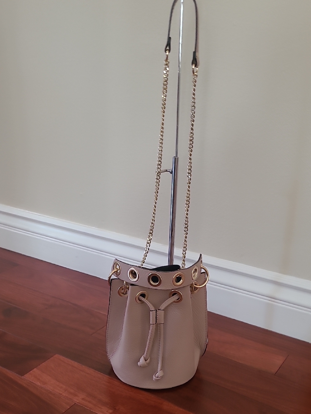 NWOT Beige Bucket Bag with Gold Hardware - Picture 14 of 16